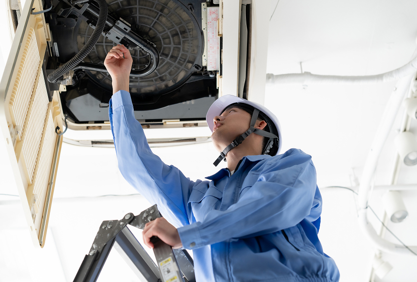 エアコンを点検する様子