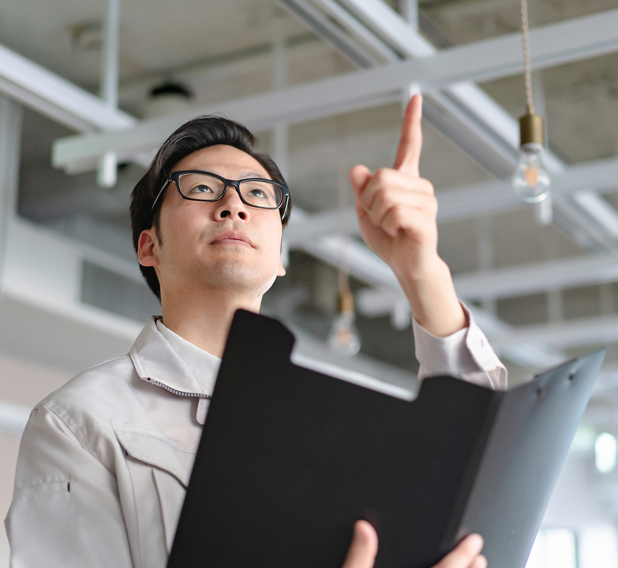 エアコンの様子をチェックする人